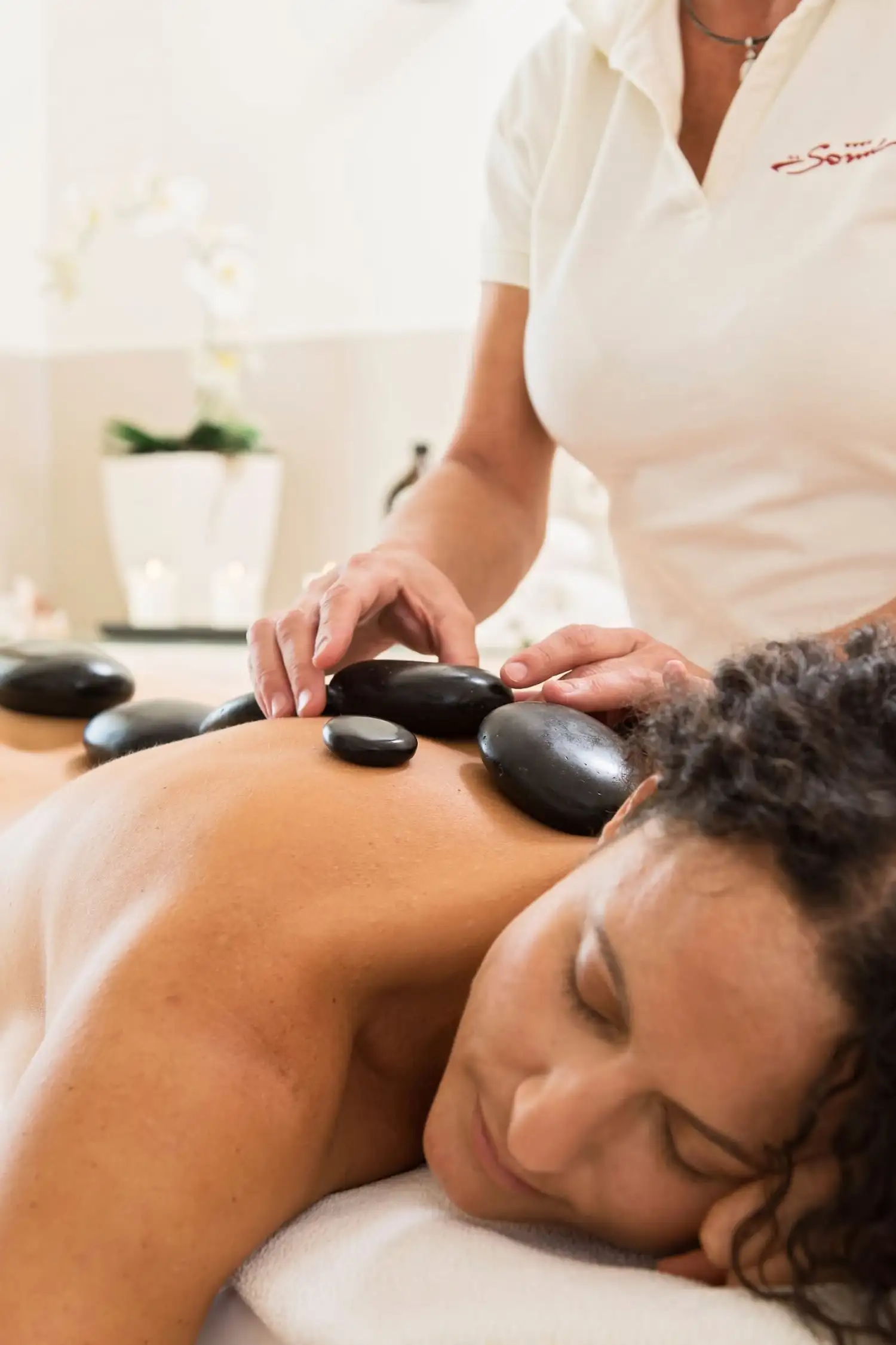 Hot & Cold Stone Massage – Warmth, Coolness, and Renewed Energy