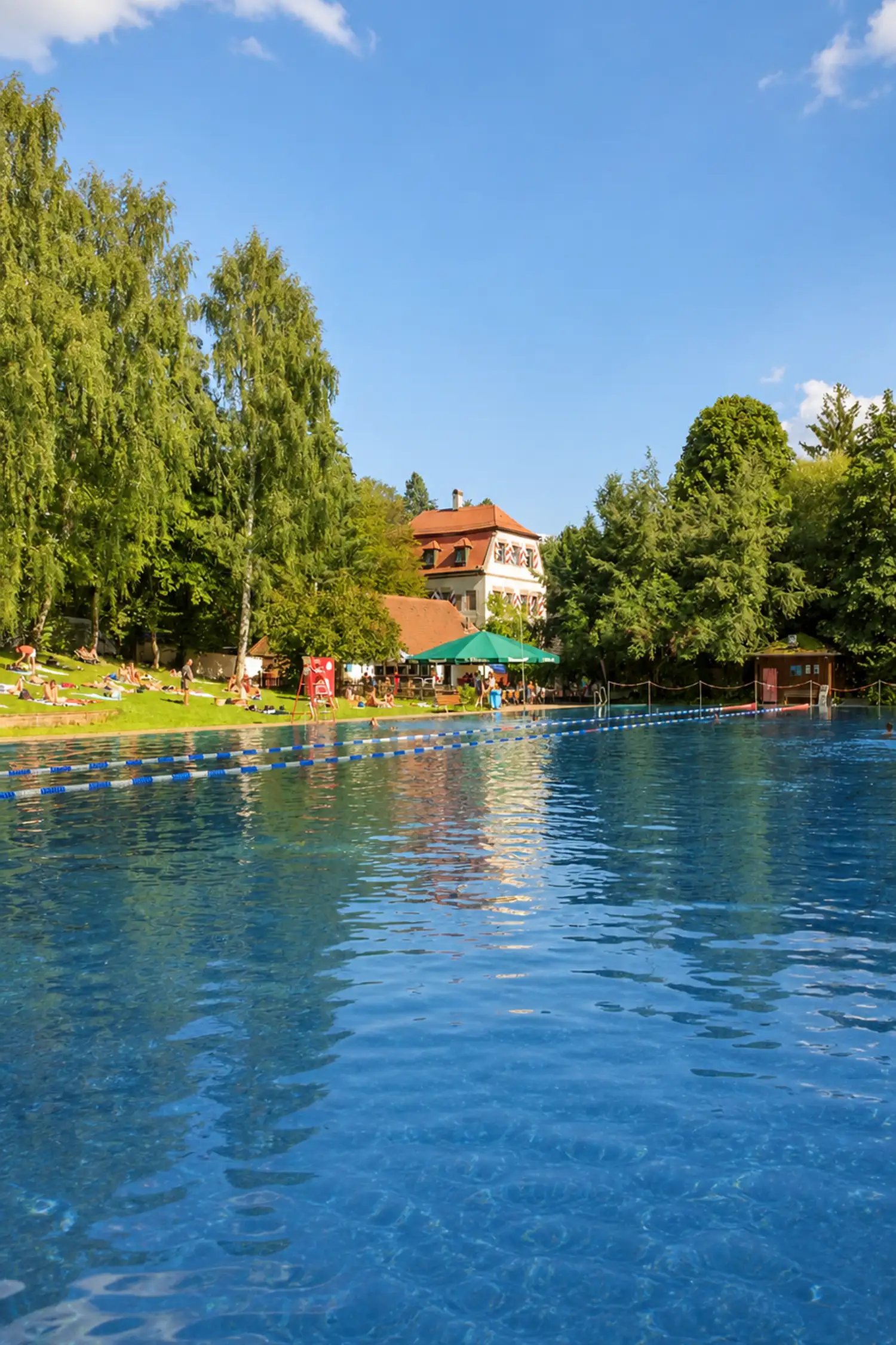 Erlenstegen natural garden pool: splashing and swimming fun in the middle of Nuremberg