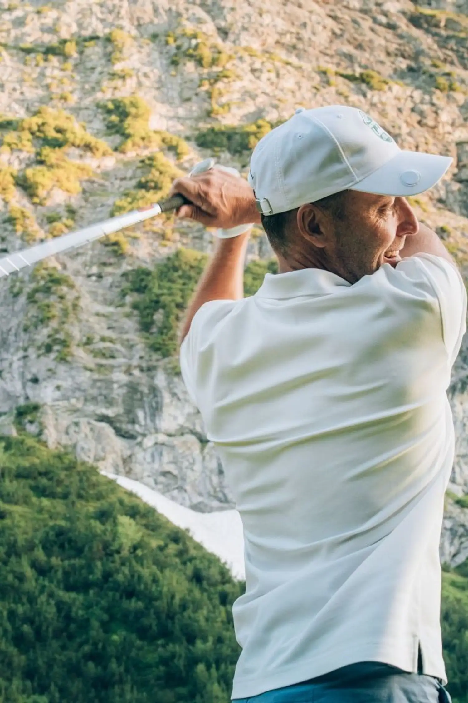 Golfen mit Aussicht – Abschlag inmitten der Alpen
