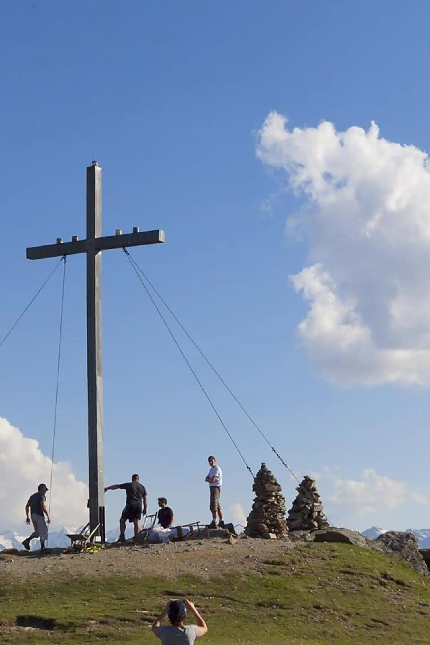 Summit bliss in spring: bike and hike to the Spitzige Lun