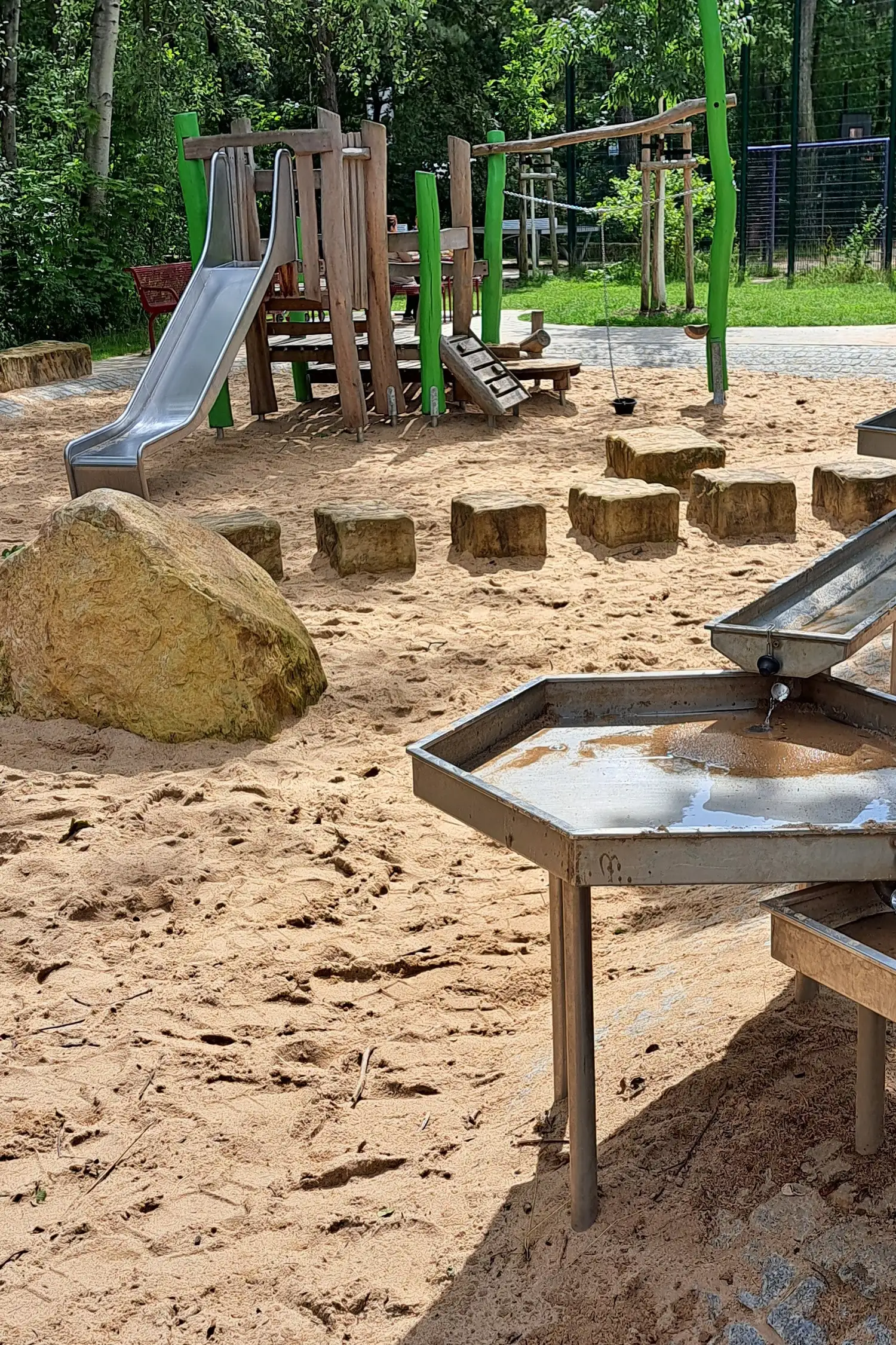 Fun and adventure at the Komotauer Straße playground in Erlangen!