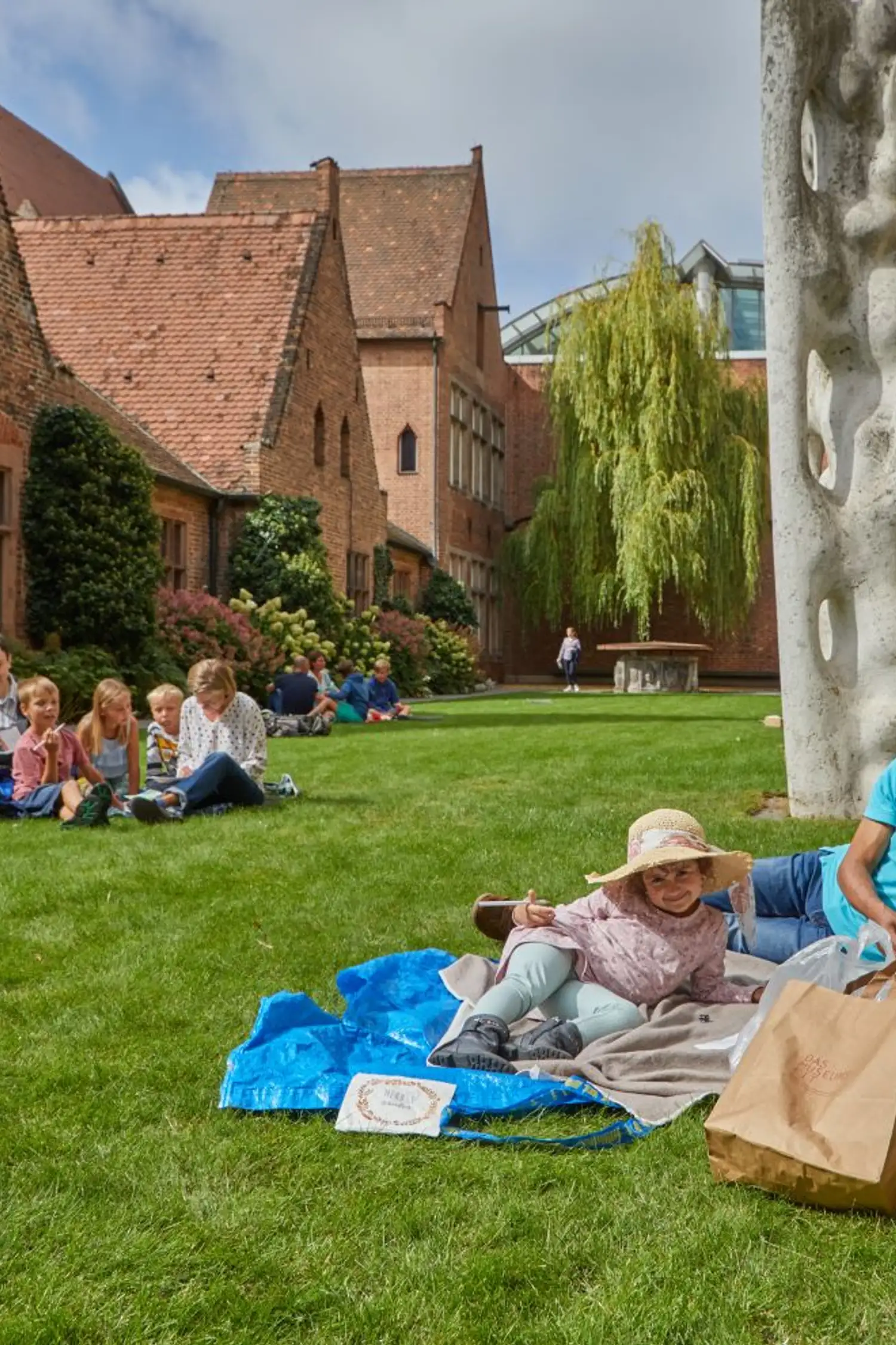 Familienaktion: Von der Picknickdecke ins Museum!